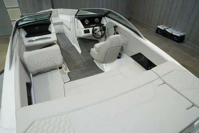 Slide: The Image of Four Winns H1 Freedom 2026 - 20