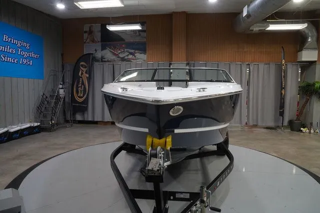 Slide: The Image of Four Winns H1 Freedom 2026 - 3