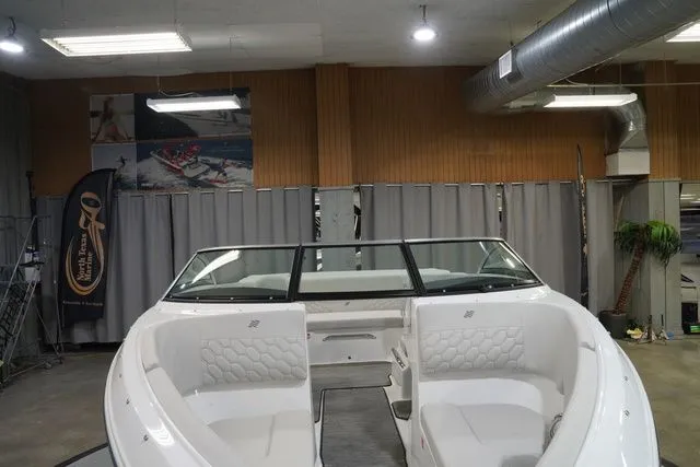 Slide: The Image of Four Winns H1 Freedom 2026 - 4