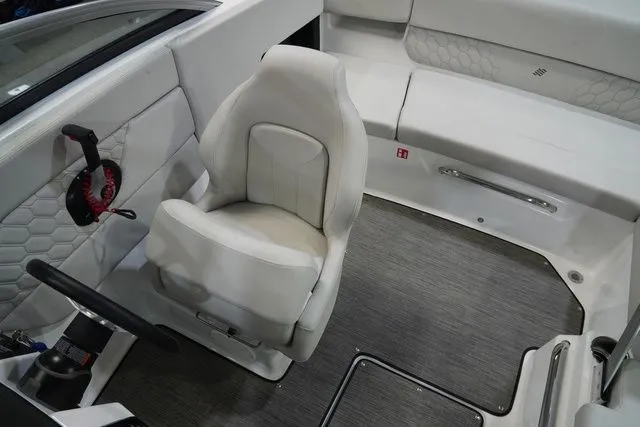 Slide: The Image of Four Winns H1 Freedom 2026 - 13