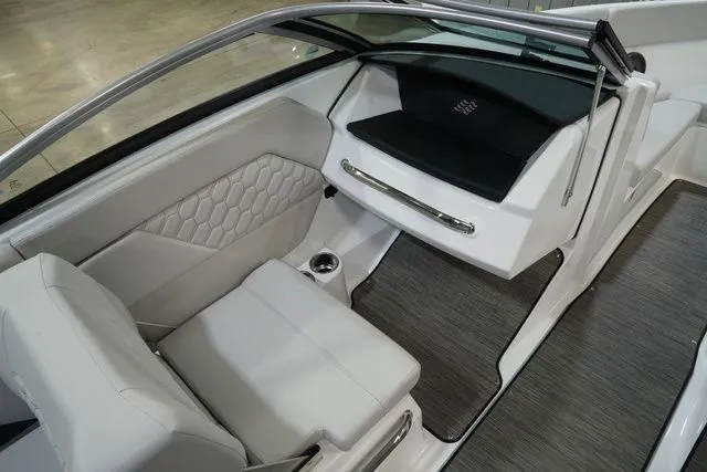 Slide: The Image of Four Winns H1 Freedom 2026 - 14