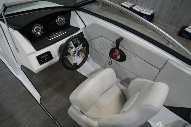 Slide: The Image of Four Winns H1 Freedom 2026 - 15