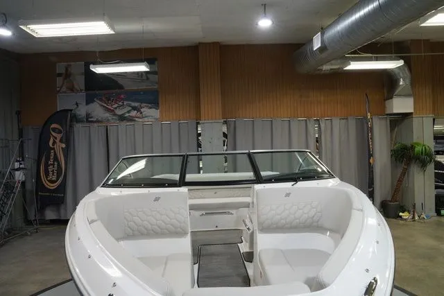 Slide: The Image of Four Winns H1 Freedom 2026 - 4