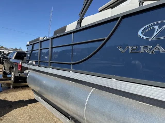 Slide: The Image of Veranda VR22RFL Tri-Toon 2024 - 10