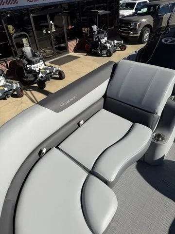 Slide: The Image of Veranda VR22RFL Tri-Toon 2024 - 12