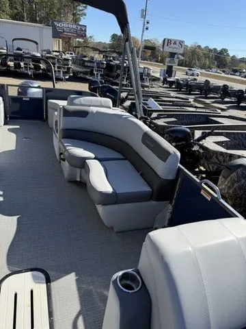 Slide: The Image of Veranda VR22RFL Tri-Toon 2024 - 13