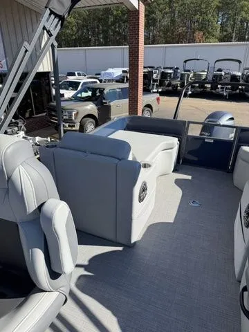 Slide: The Image of Veranda VR22RFL Tri-Toon 2024 - 15