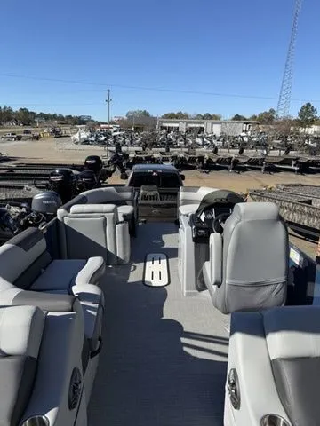 Slide: The Image of Veranda VR22RFL Tri-Toon 2024 - 18