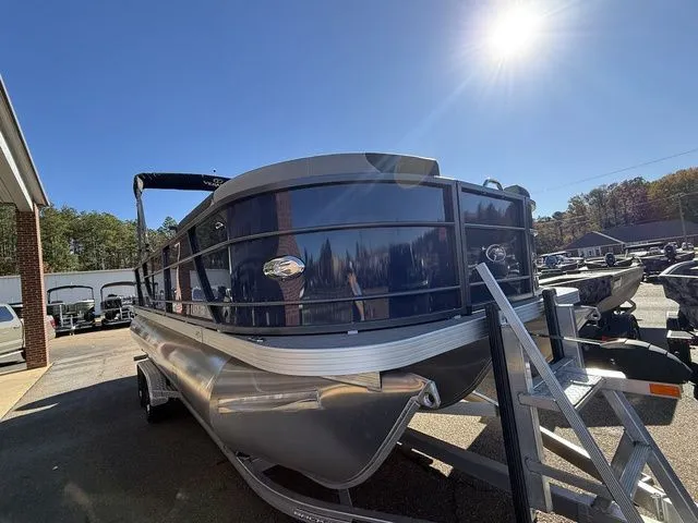 Slide: The Image of Veranda VR22RFL Tri-Toon 2024 - 3