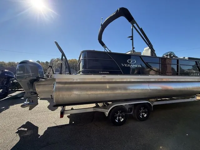 Slide: The Image of Veranda VR22RFL Tri-Toon 2024 - 4