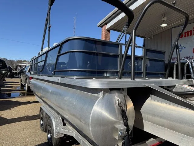 Slide: The Image of Veranda VR22RFL Tri-Toon 2024 - 7