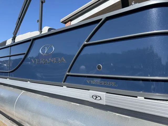 Slide: The Image of Veranda VR22RFL Tri-Toon 2024 - 9