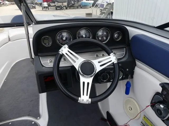 Slide: The Image of Four Winns H Series H200 2011 - 10