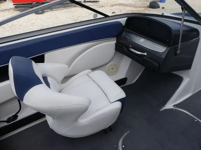 Slide: The Image of Four Winns H Series H200 2011 - 11