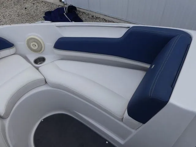 Slide: The Image of Four Winns H Series H200 2011 - 18