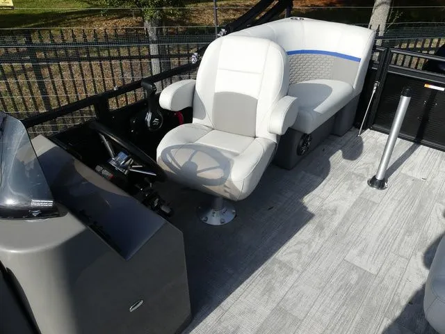 Slide: The Image of Qwest E CLASS RLS 818 2024 - 6