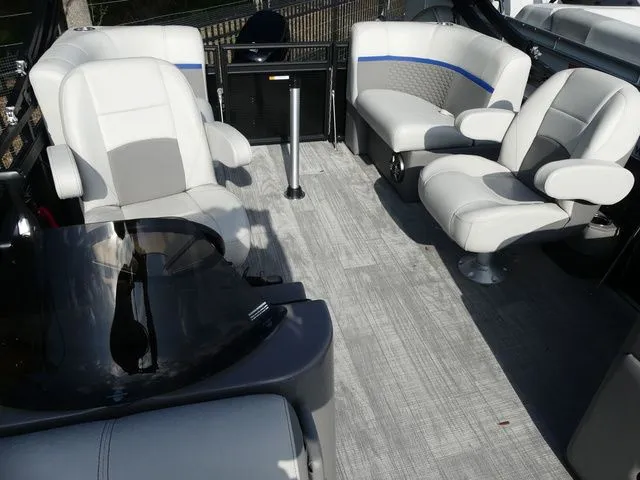 Slide: The Image of Qwest E CLASS RLS 818 2024 - 7