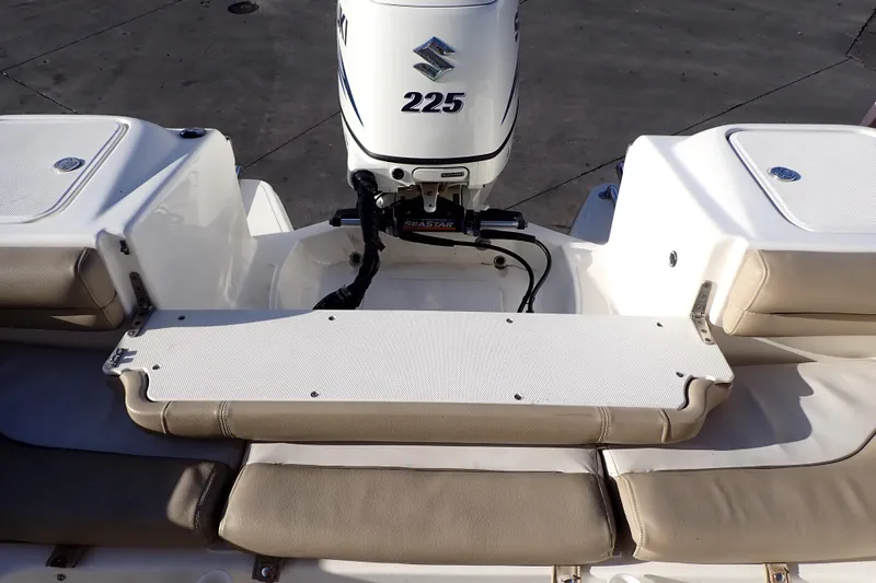 Slide: The Image of 2015 Pioneer 222 Venture boat with Suzuki 225 outboard motor. - 25