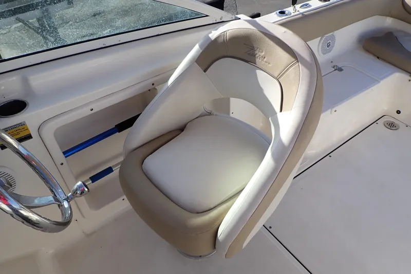 Slide: The Image of Captain's seat on 2015 Pioneer 222 Venture boat, featuring beige and white upholstery. - 33