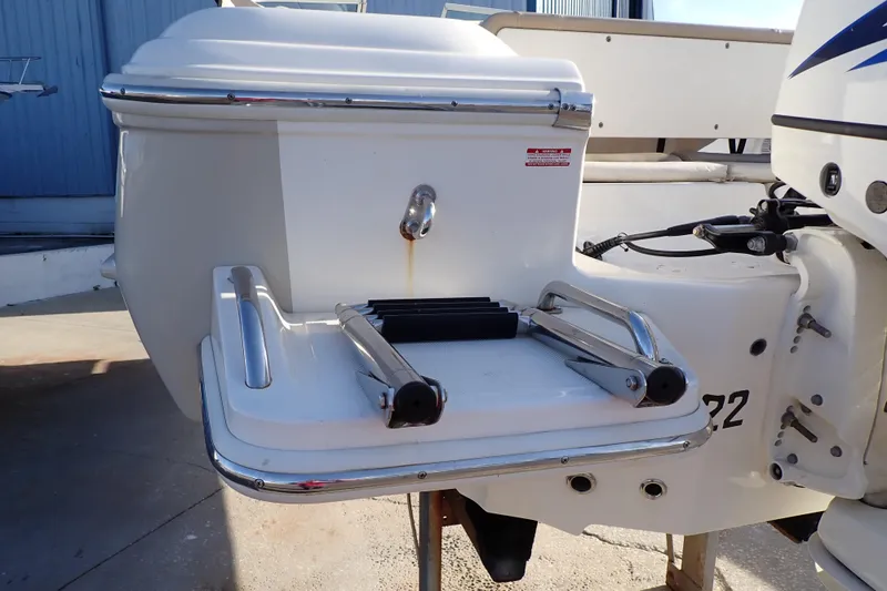 Slide: The Image of 2015 Pioneer 222 Venture boat stern with swim platform and ladder. - 62