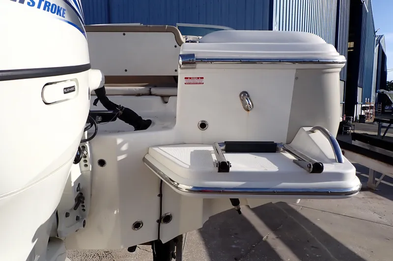 Slide: The Image of 2015 Pioneer 222 Venture boat stern with swim platform and ladder. - 63