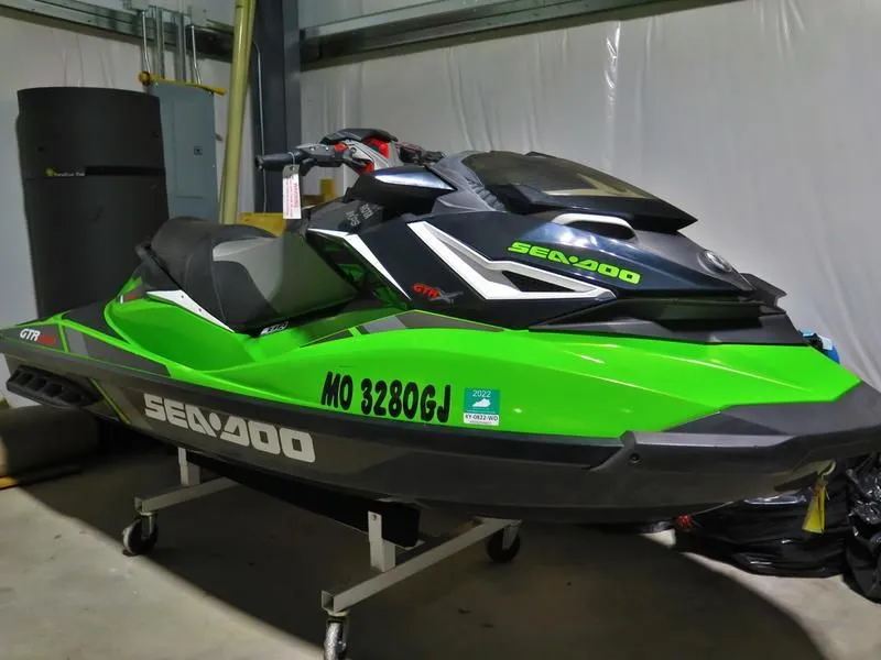 Slide: The Image of Sea-Doo GTR-X 230 2017 - 17