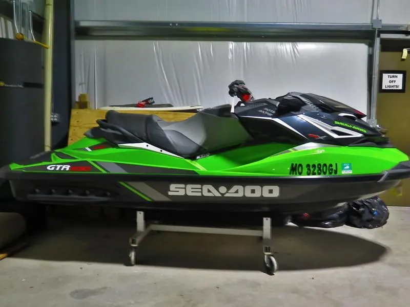 Slide: The Image of Sea-Doo GTR-X 230 2017 - 22