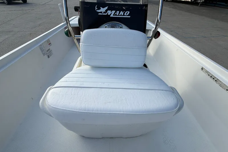 Slide: The Image of 2016 Mako Pro Skiff 17 CC boat interior with white seating and console. - 12