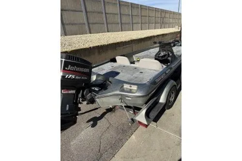 Slide: The Image of 1997 Ranger 461 VS Commanche boat with Johnson 175 motor on trailer. - 4