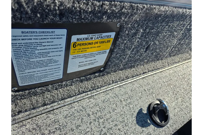 Slide: The Image of 2021 Tracker Pro Guide V-165 WT boat capacity label, maximum 6 persons or 1000 lbs. - 16