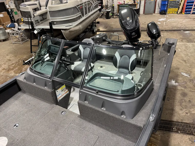 Slide: The Image of Alumacraft Competitor 205 Sport & Suzuki 250HP 2017 - 4