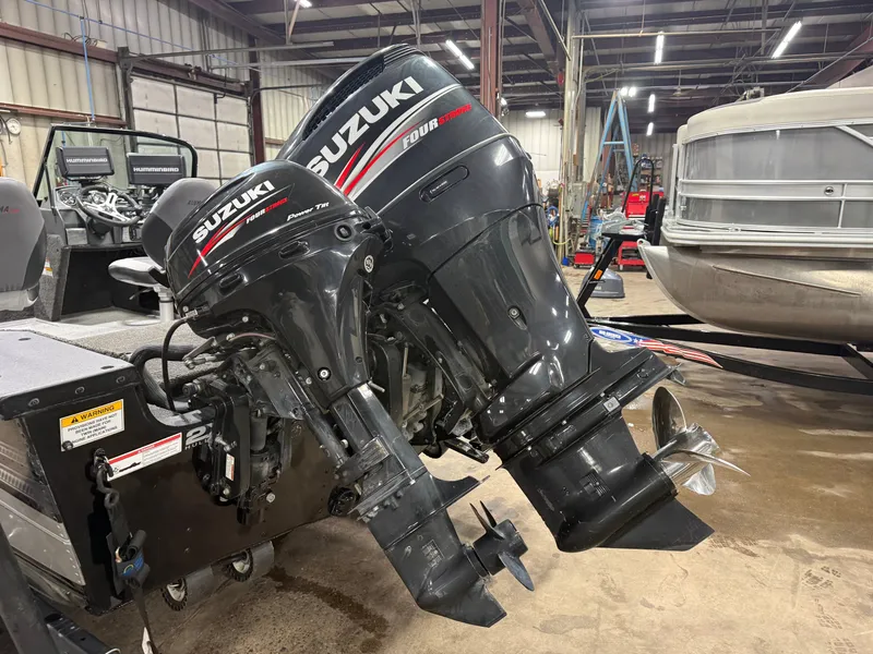 Slide: The Image of Alumacraft Competitor 205 Sport & Suzuki 250HP 2017 - 44