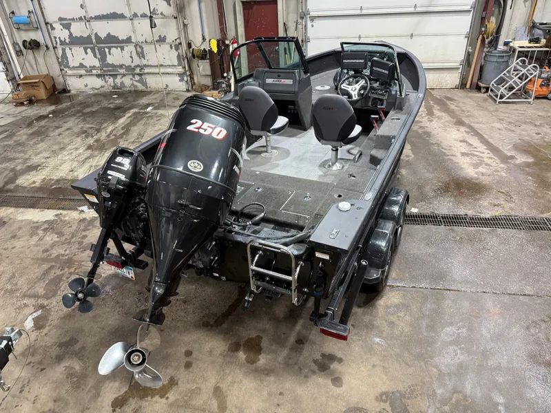 Slide: The Image of Alumacraft Competitor 205 Sport & Suzuki 250HP 2017 - 54