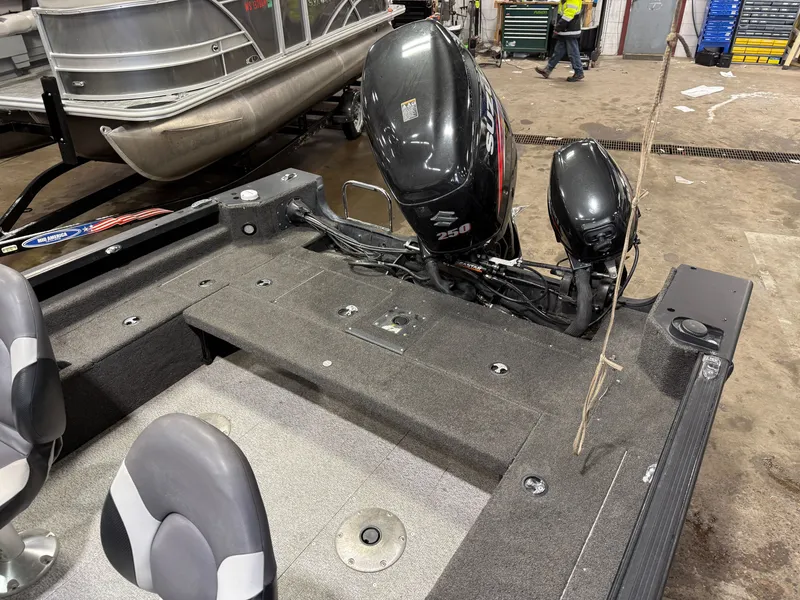 Slide: The Image of Alumacraft Competitor 205 Sport & Suzuki 250HP 2017 - 6