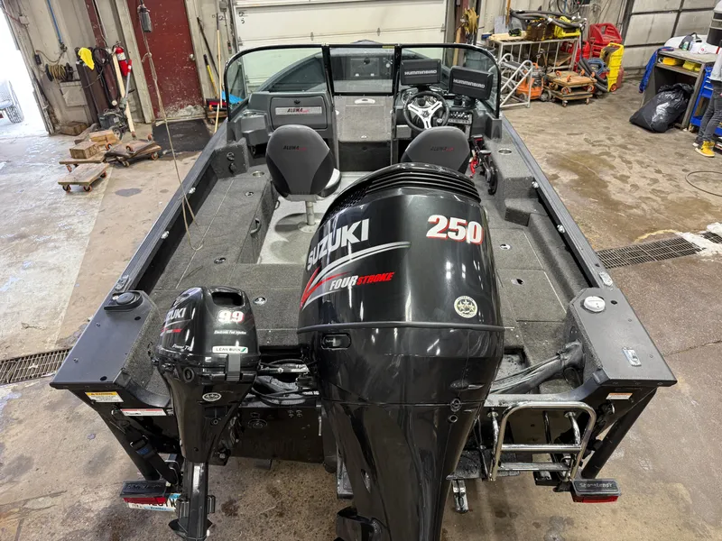 Slide: The Image of Alumacraft Competitor 205 Sport & Suzuki 250HP 2017 - 8