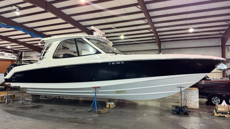 The Image of Boston Whaler 380 Realm 2021 - 1