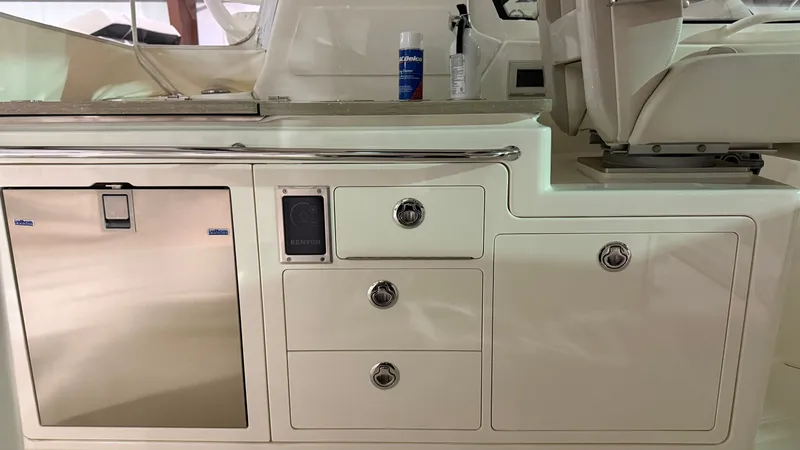 Slide: The Image of Boston Whaler 380 Realm 2021 - 10