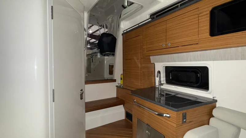 Slide: The Image of Boston Whaler 380 Realm 2021 - 13