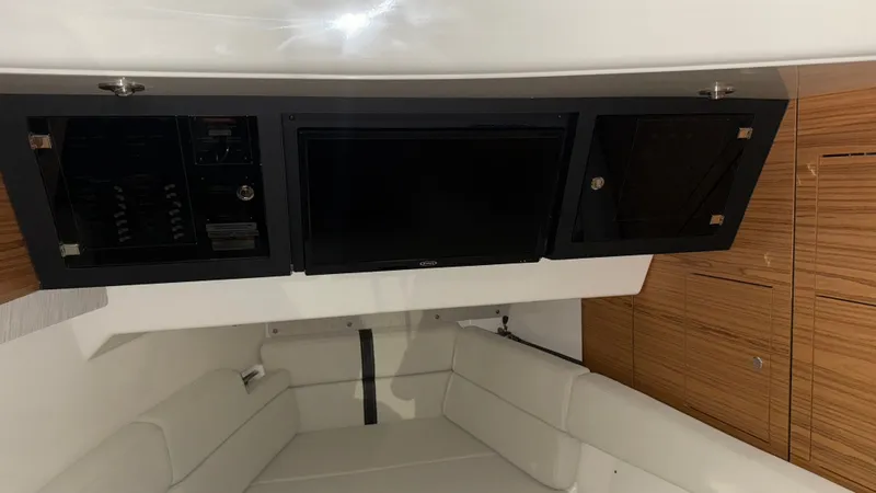 Slide: The Image of Boston Whaler 380 Realm 2021 - 15