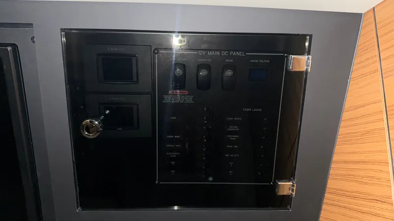 Slide: The Image of Boston Whaler 380 Realm 2021 - 18