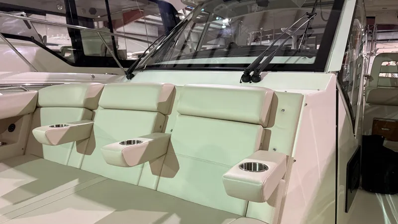 Slide: The Image of Boston Whaler 380 Realm 2021 - 3