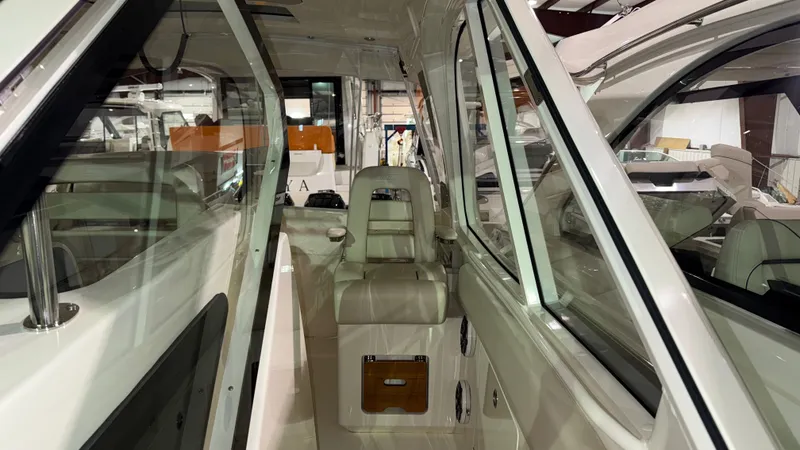 Slide: The Image of Boston Whaler 380 Realm 2021 - 5