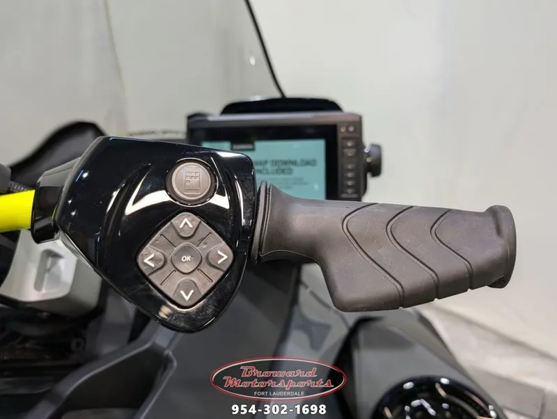 Slide: The Image of Sea-Doo Explorer Pro 170 2025 - 23