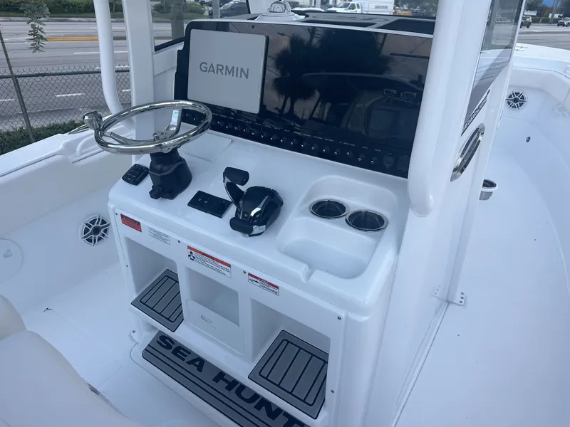 Slide: The Image of Sea Hunt Ultra 275 CB 2026 - 5