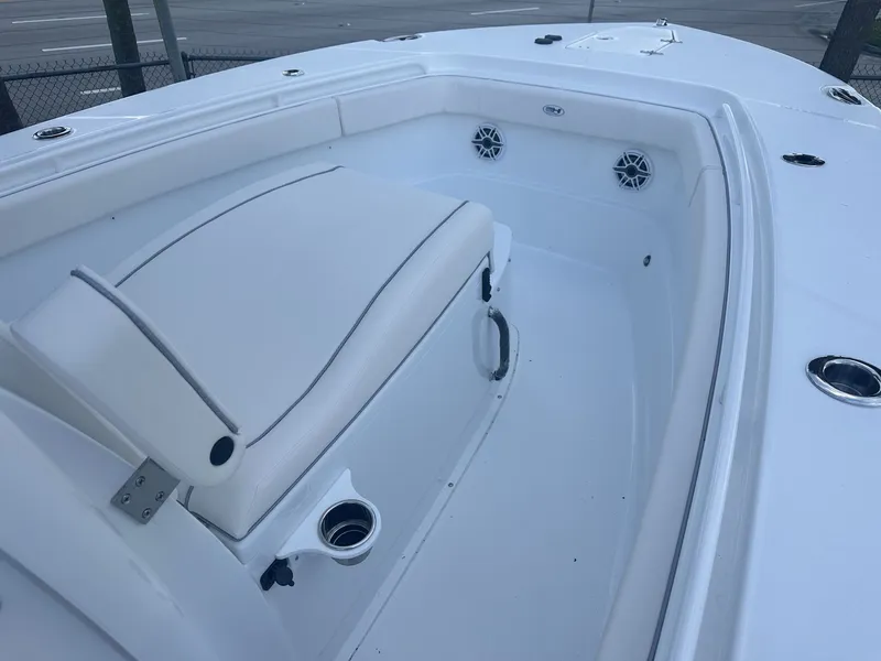 Slide: The Image of Sea Hunt Ultra 275 CB 2026 - 6