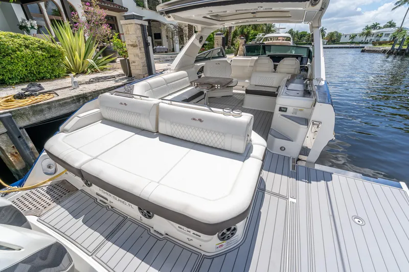 Slide: The Image of 2019 Sea Ray SLX 400 Outboard luxury boat with spacious seating and elegant design. - 33
