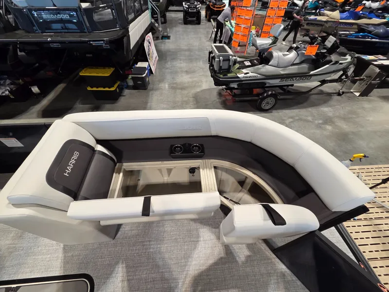 Slide: The Image of Harris Cruiser 230 2026 - 10