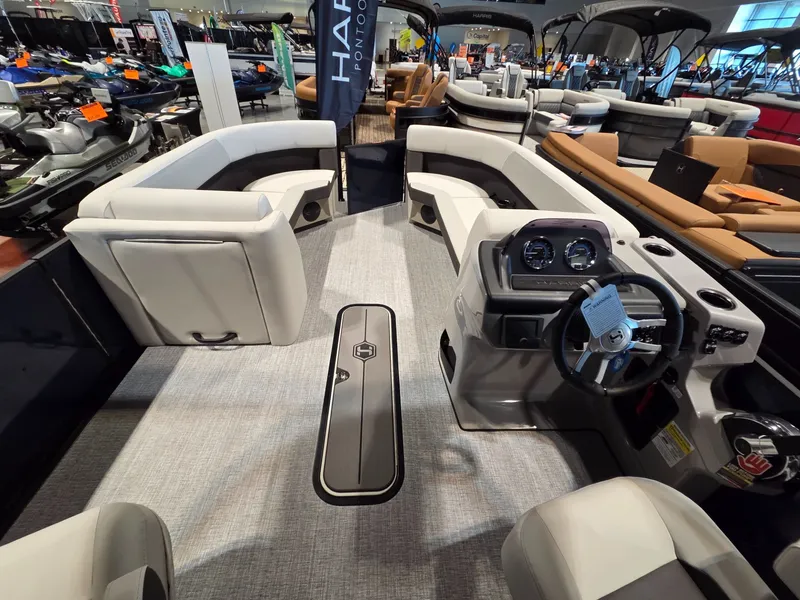 Slide: The Image of Harris Cruiser 230 2026 - 11