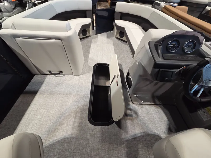 Slide: The Image of Harris Cruiser 230 2026 - 12