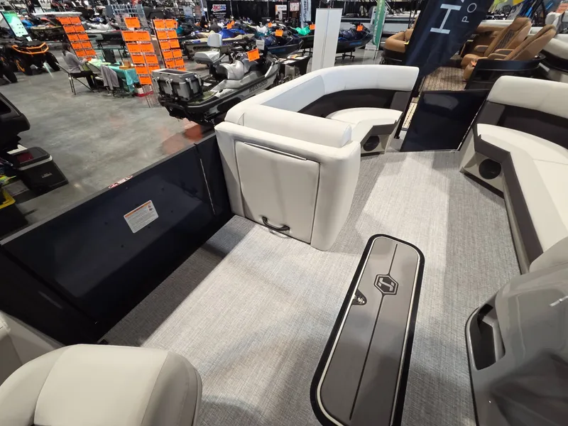 Slide: The Image of Harris Cruiser 230 2026 - 13